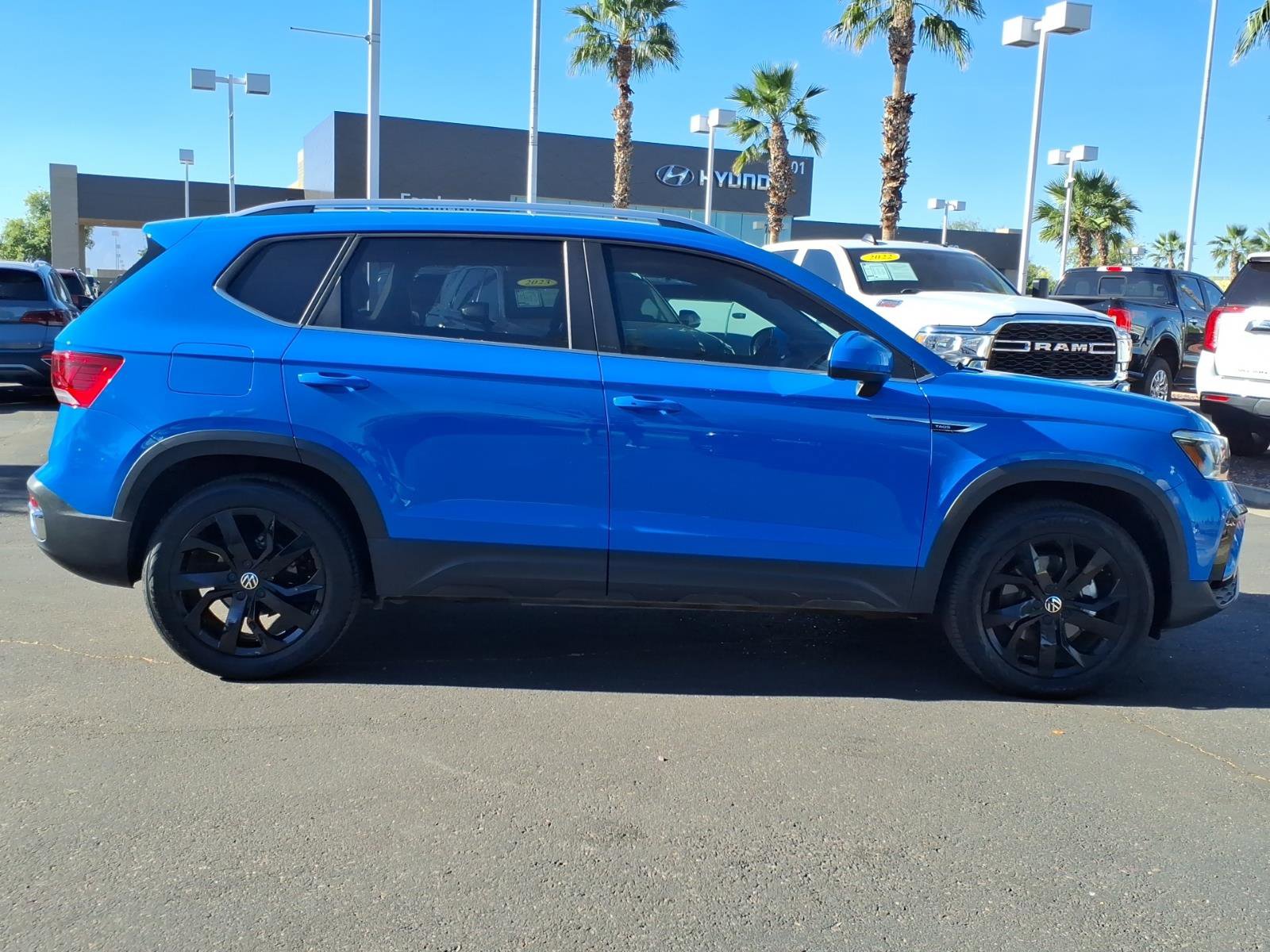 Used 2023 Volkswagen Taos SE w/ Panoramic Sunroof Package image 6