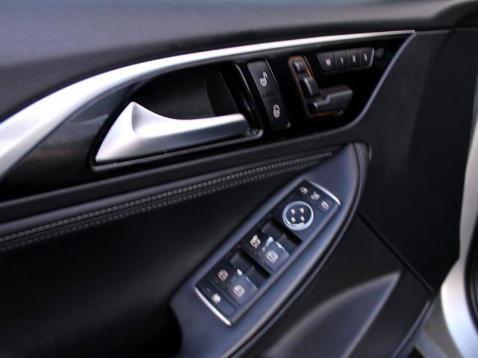 Used 2018 INFINITI QX30 AWD image 9