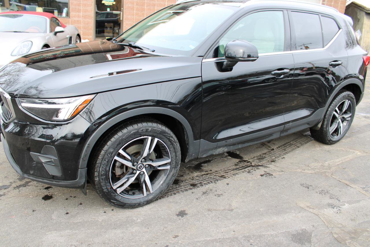 Used 2023 Volvo XC40 B5 Plus image 8