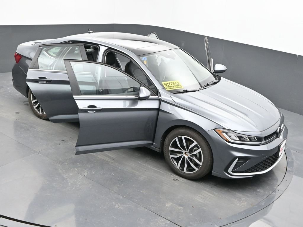 Used 2025 Volkswagen Jetta SE image 54