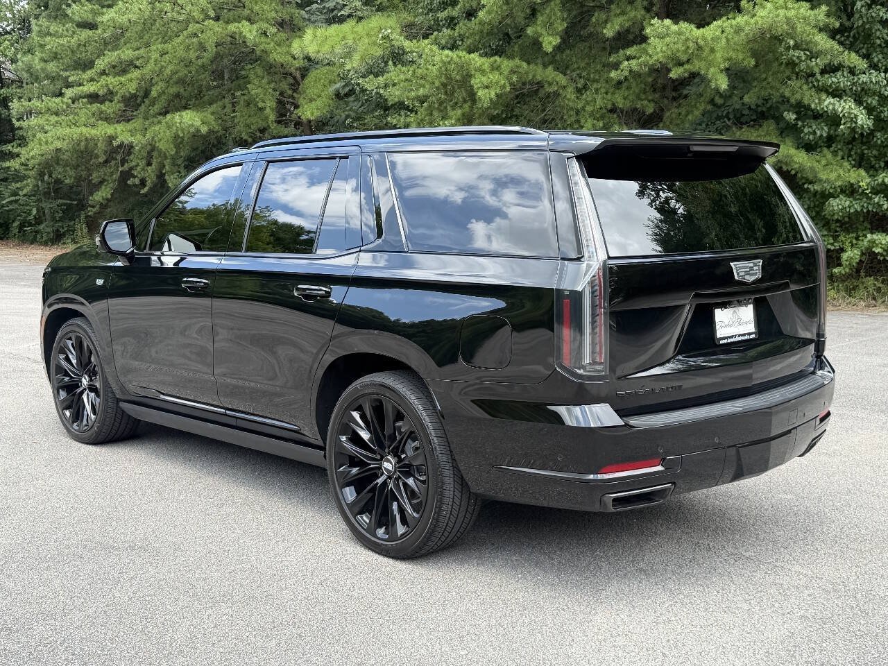 Used 2026 Cadillac Escalade Platinum Sport w/ LPO, ONYX Package AWD/4WD image 3