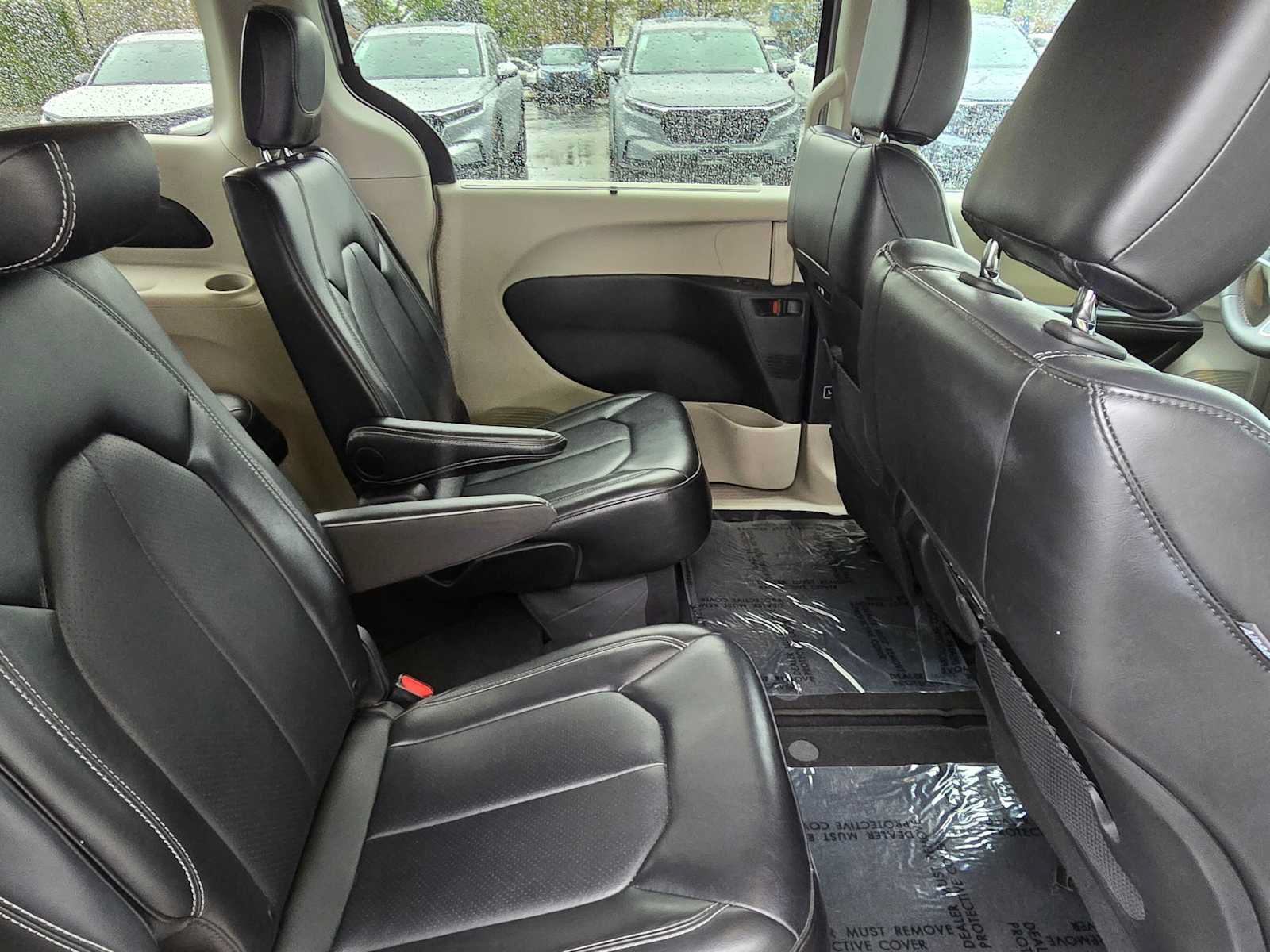 Used 2024 Chrysler Pacifica Touring-L FWD image 12