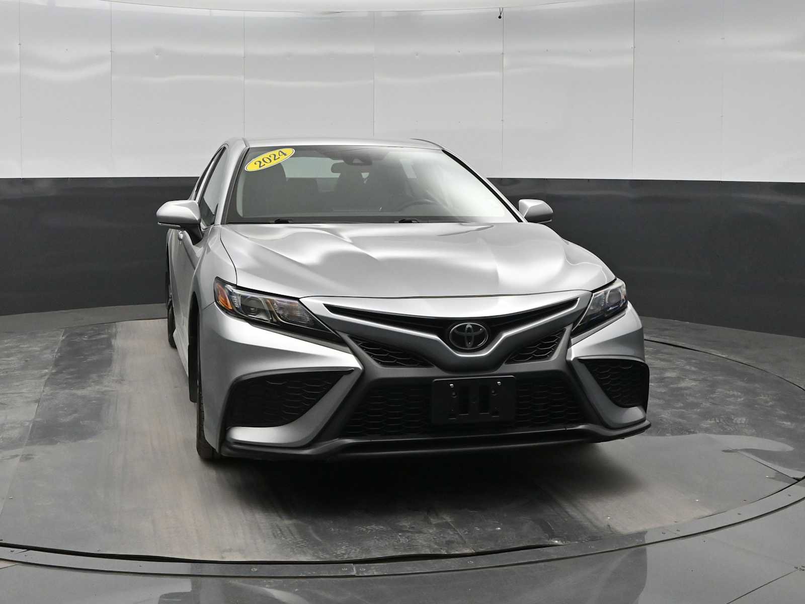 Used 2024 Toyota Camry SE FWD image 2