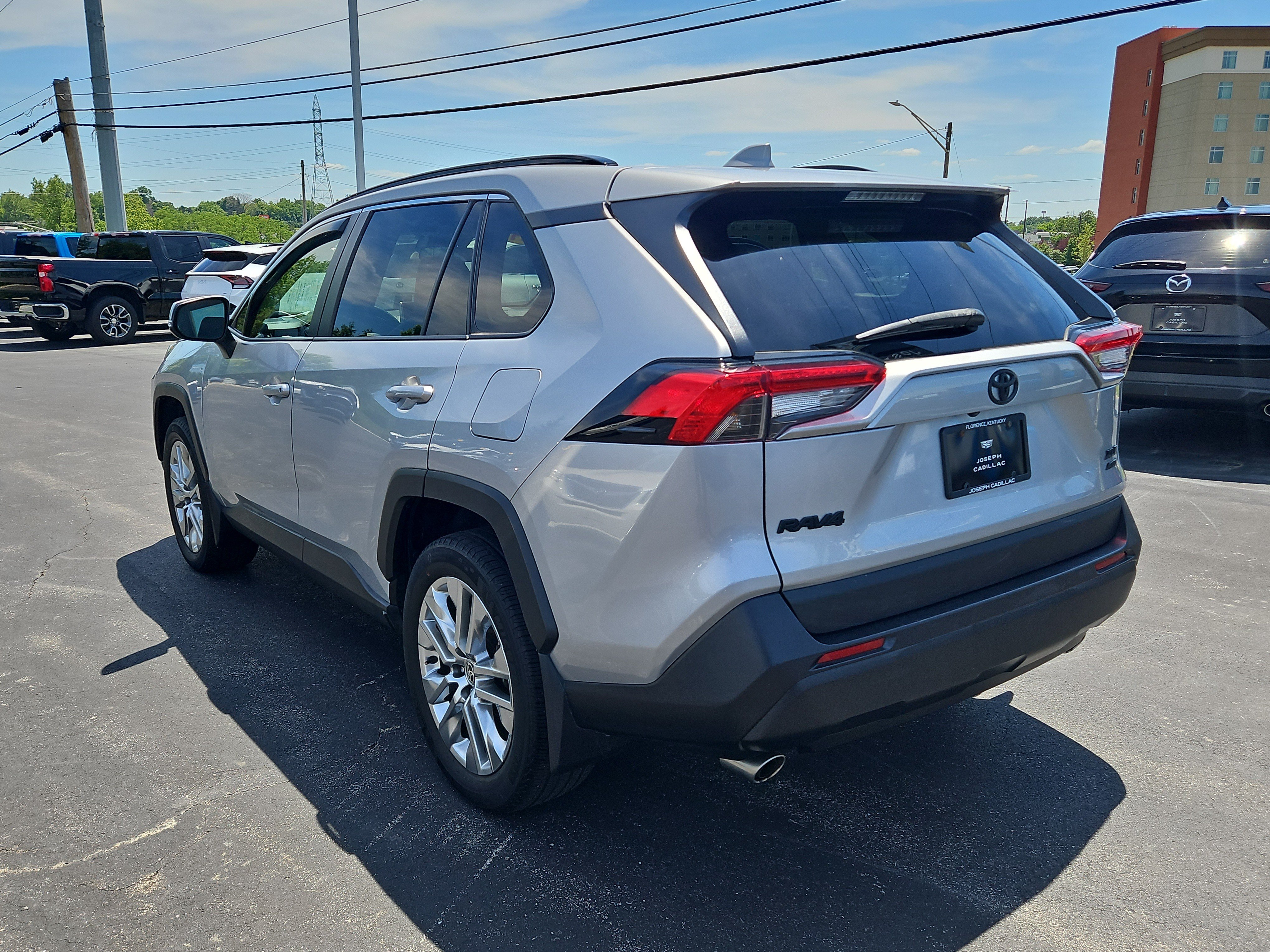 Used 2021 Toyota RAV4 XLE Premium AWD/4WD image 4
