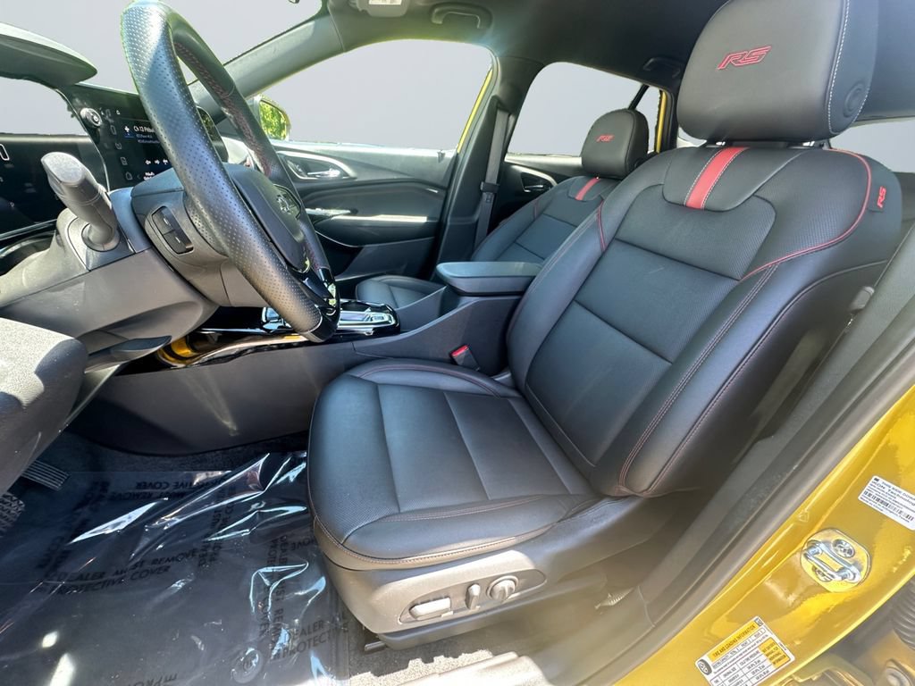 Used 2025 Chevrolet Trax RS FWD image 9