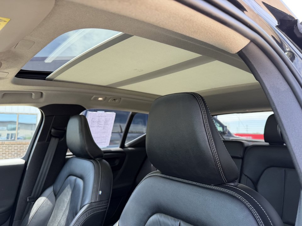 Used 2023 Volvo XC40 B5 Plus AWD/4WD image 13