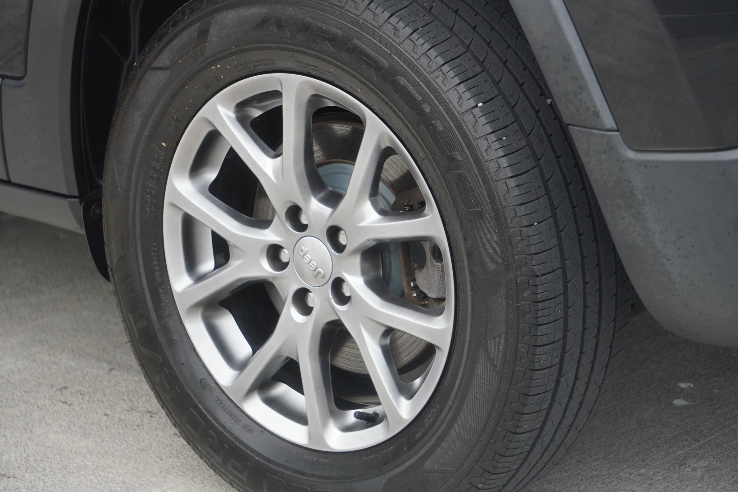 Used 2018 Jeep Cherokee Latitude Plus w/ Cold Weather Group image 38