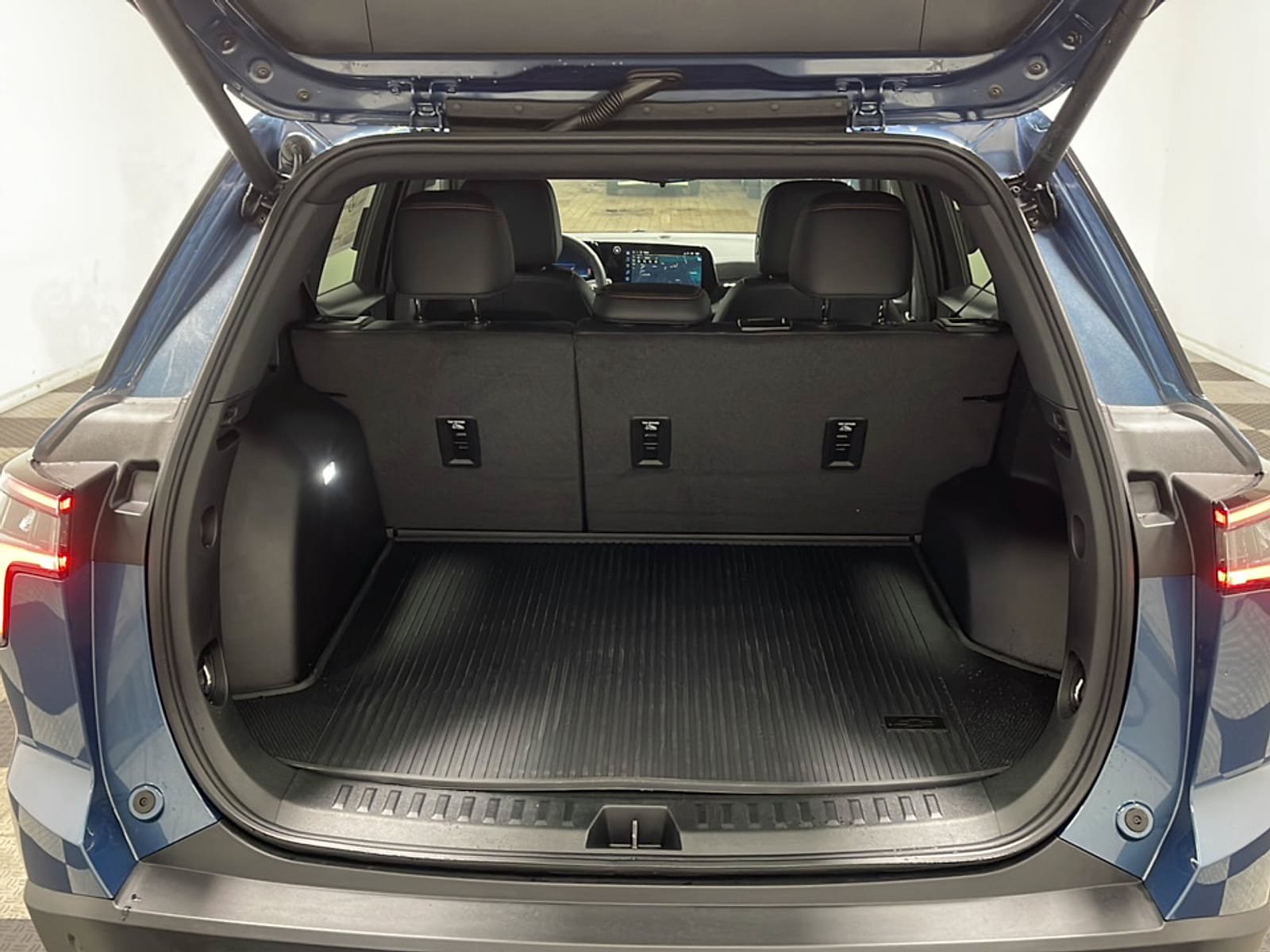 New 2027 Chevrolet Equinox RS w/ LPO, Floor Liner Package AWD/4WD image 18