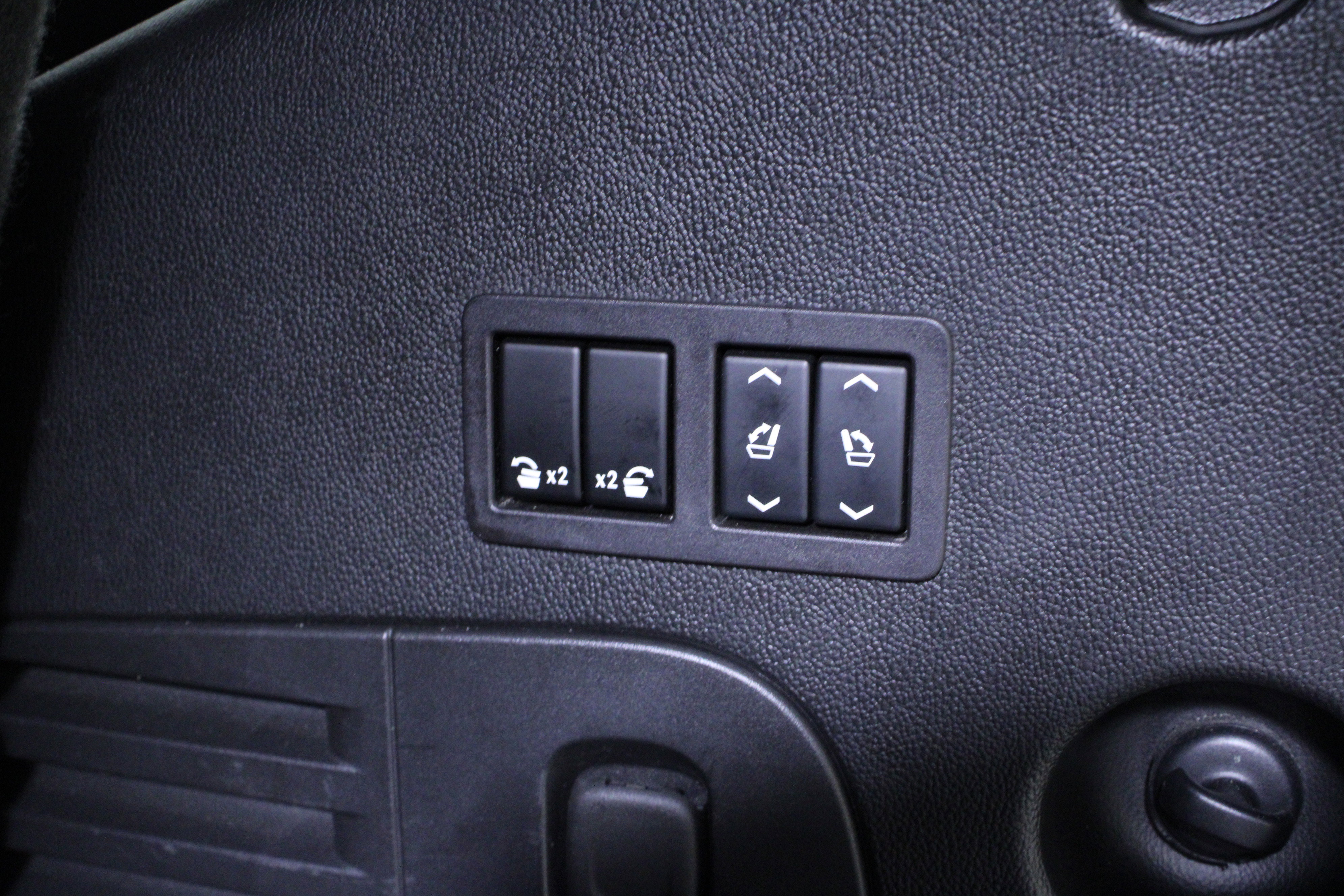 Used 2017 Cadillac Escalade Platinum image 11