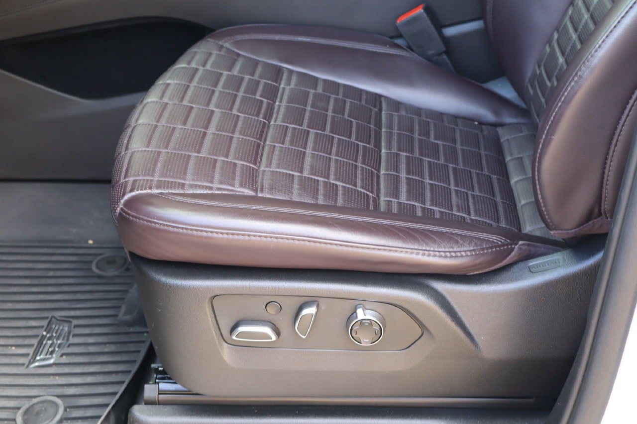 Used 2023 Cadillac Escalade Sport Platinum w/ LPO, Floor Liner Package AWD/4WD image 16