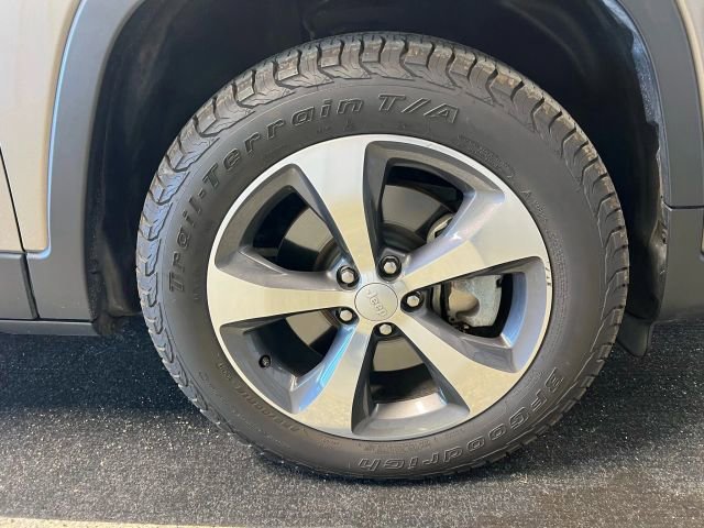 Used 2019 Jeep Cherokee Limited image 17