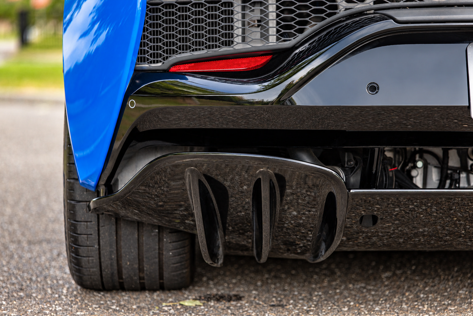 Used 2024 McLaren Artura RWD image 17