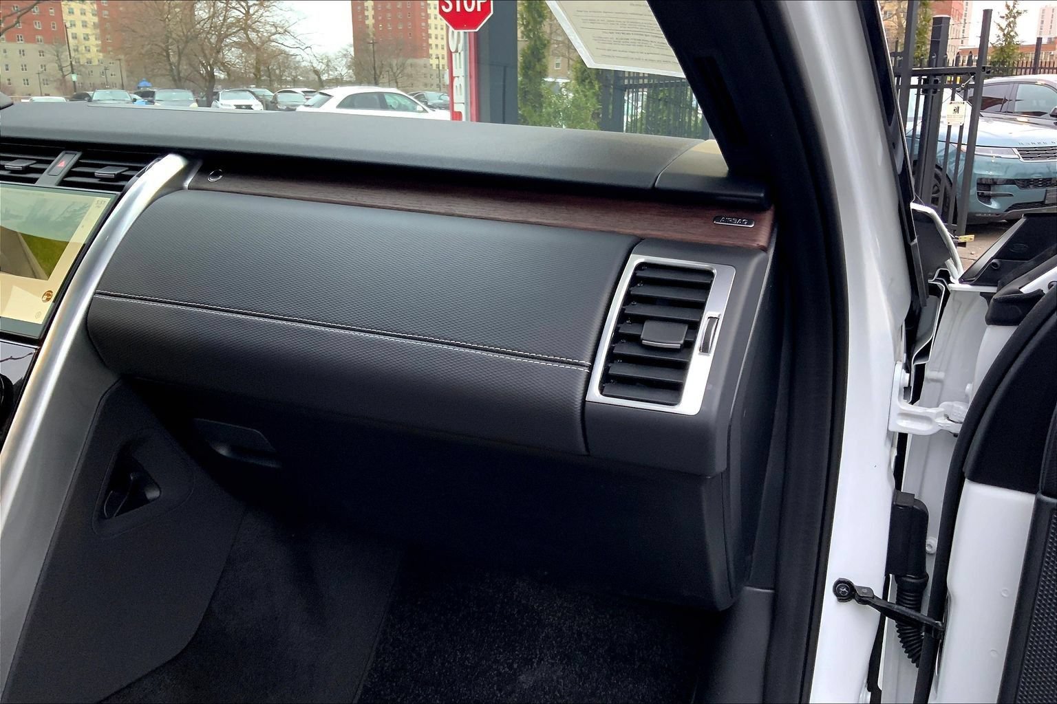 Certified 2025 Land Rover Discovery Dynamic SE AWD/4WD image 18