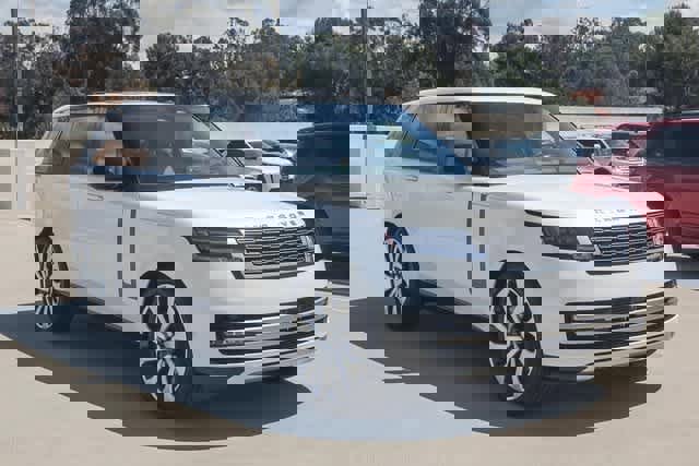 New 2025 Land Rover Range Rover SE image 3