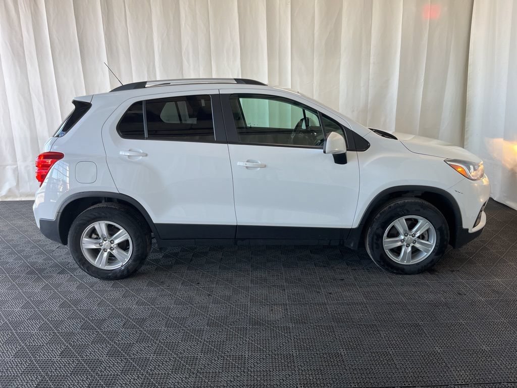 Used 2022 Chevrolet Trax LT w/ LT Convenience Package AWD/4WD image 2