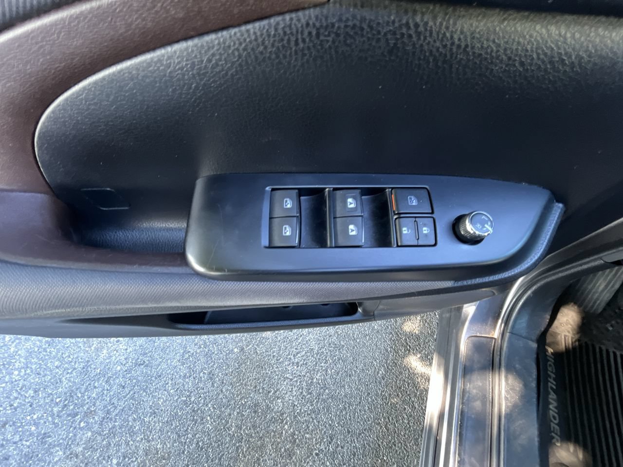 Used 2018 Toyota Highlander LE AWD/4WD image 4