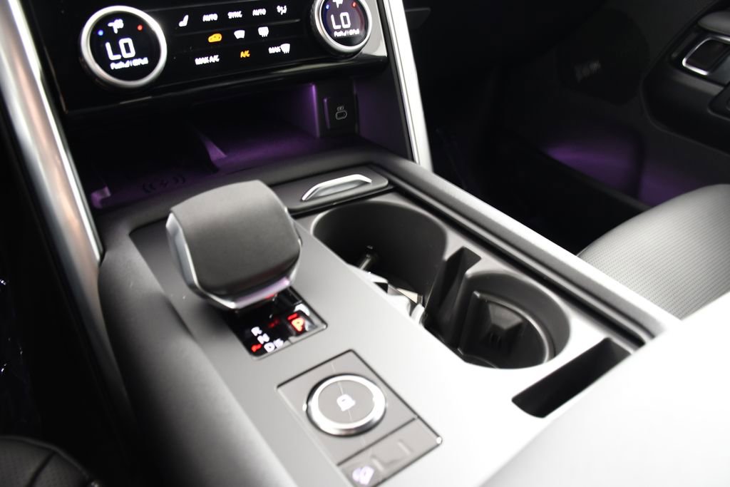 Certified 2025 Land Rover Discovery Dynamic SE image 30