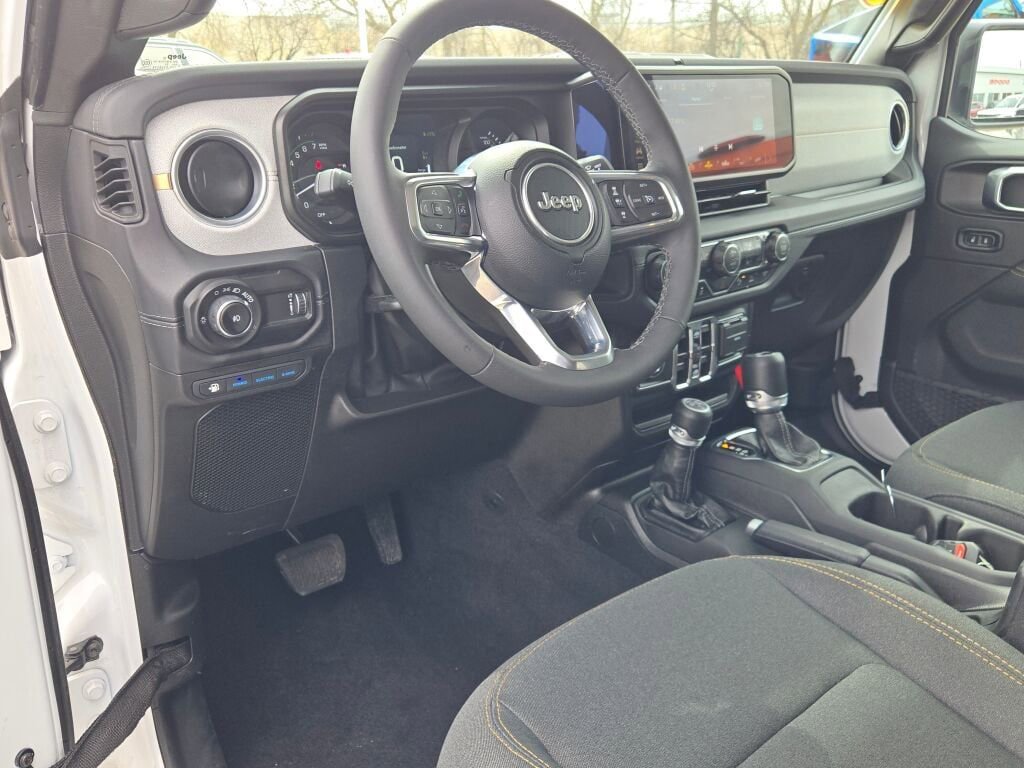 Certified 2025 Jeep Wrangler Unlimited Sahara w/ Safety Group image 19