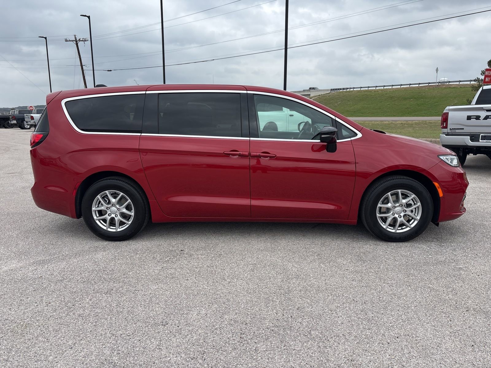 New 2026 Chrysler Pacifica Select image 7