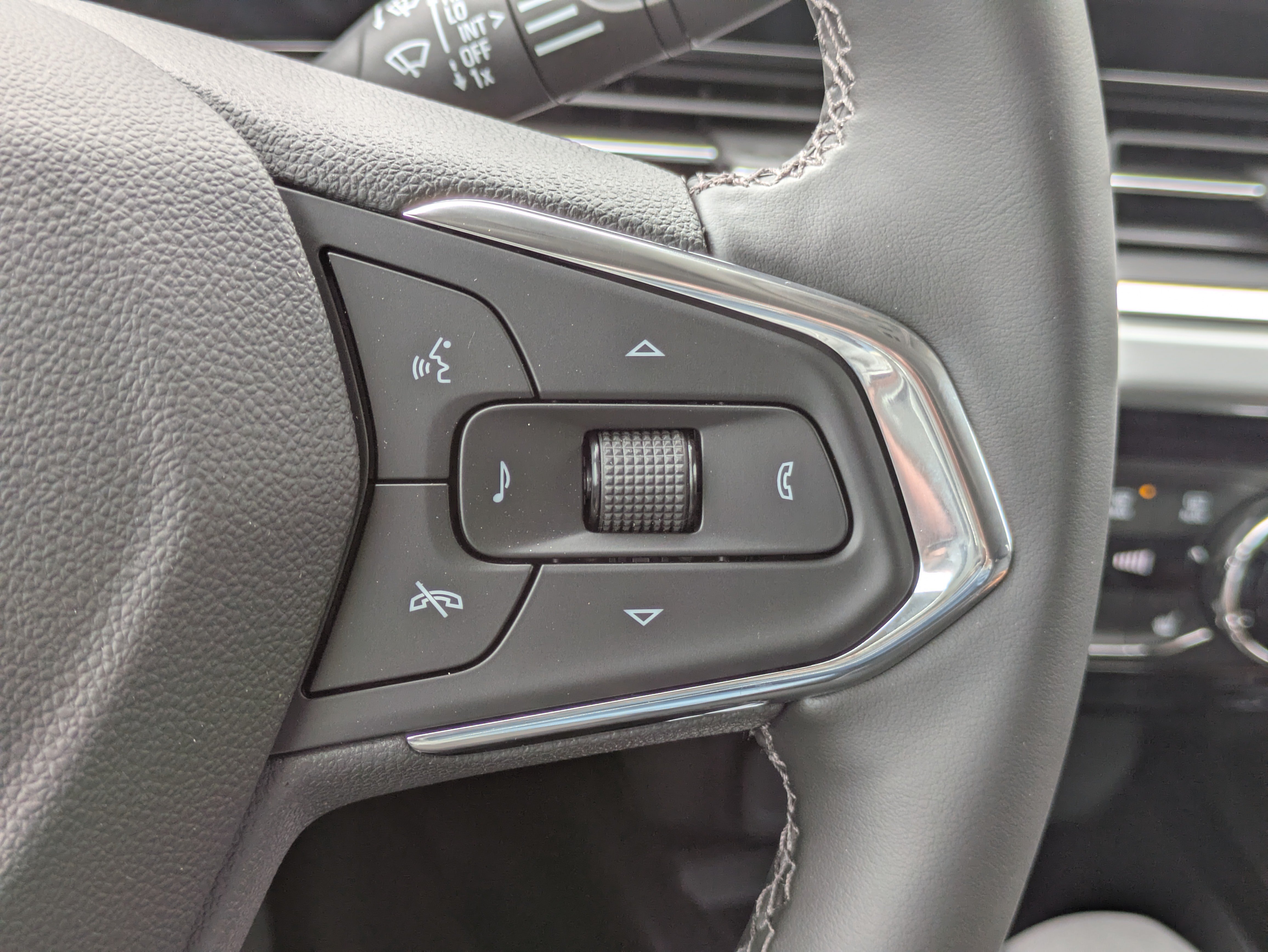 New 2026 Chevrolet Trax LT w/ Sunroof Package FWD image 17