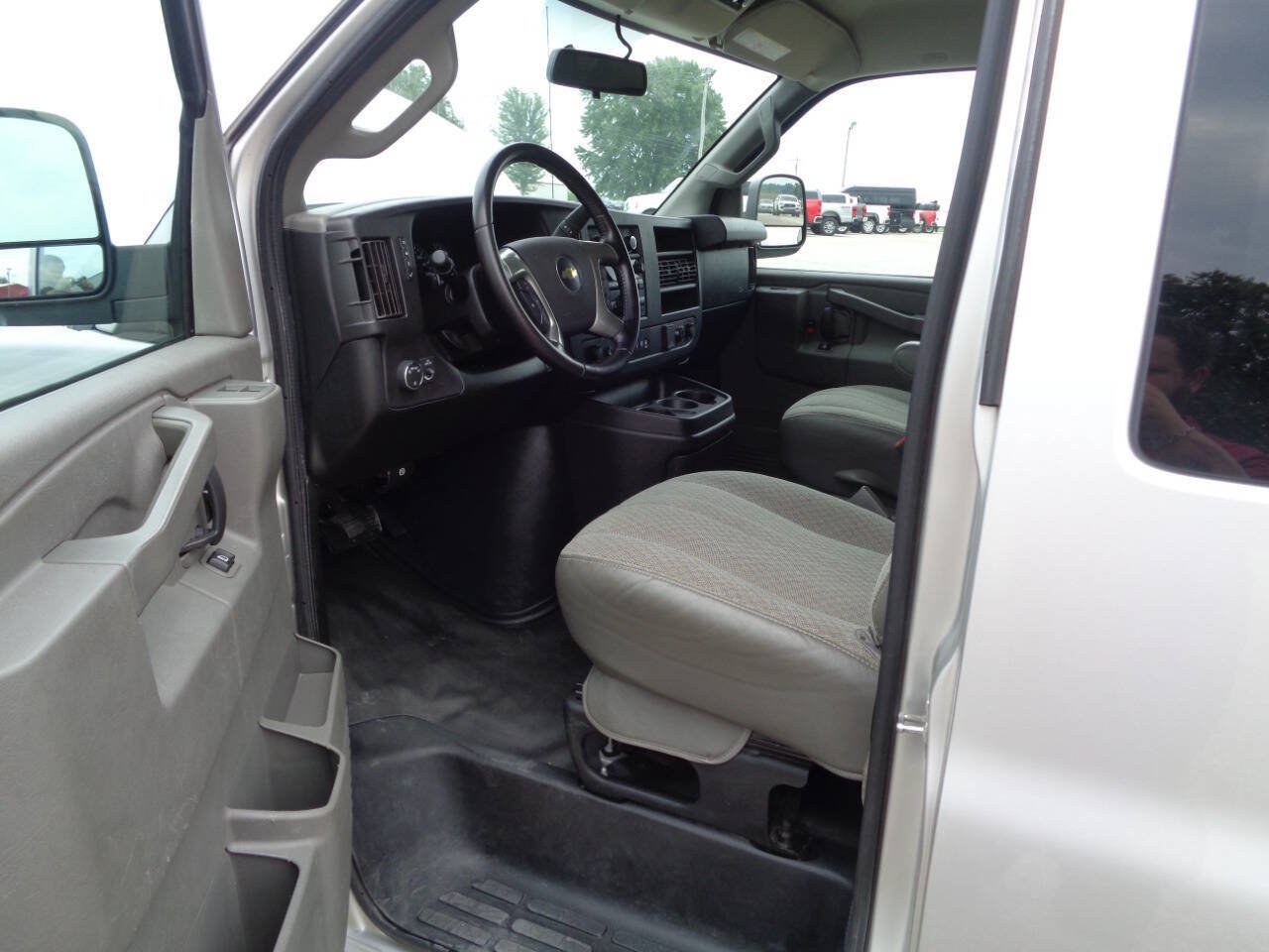 Used 2019 Chevrolet Express 3500 LS RWD image 16