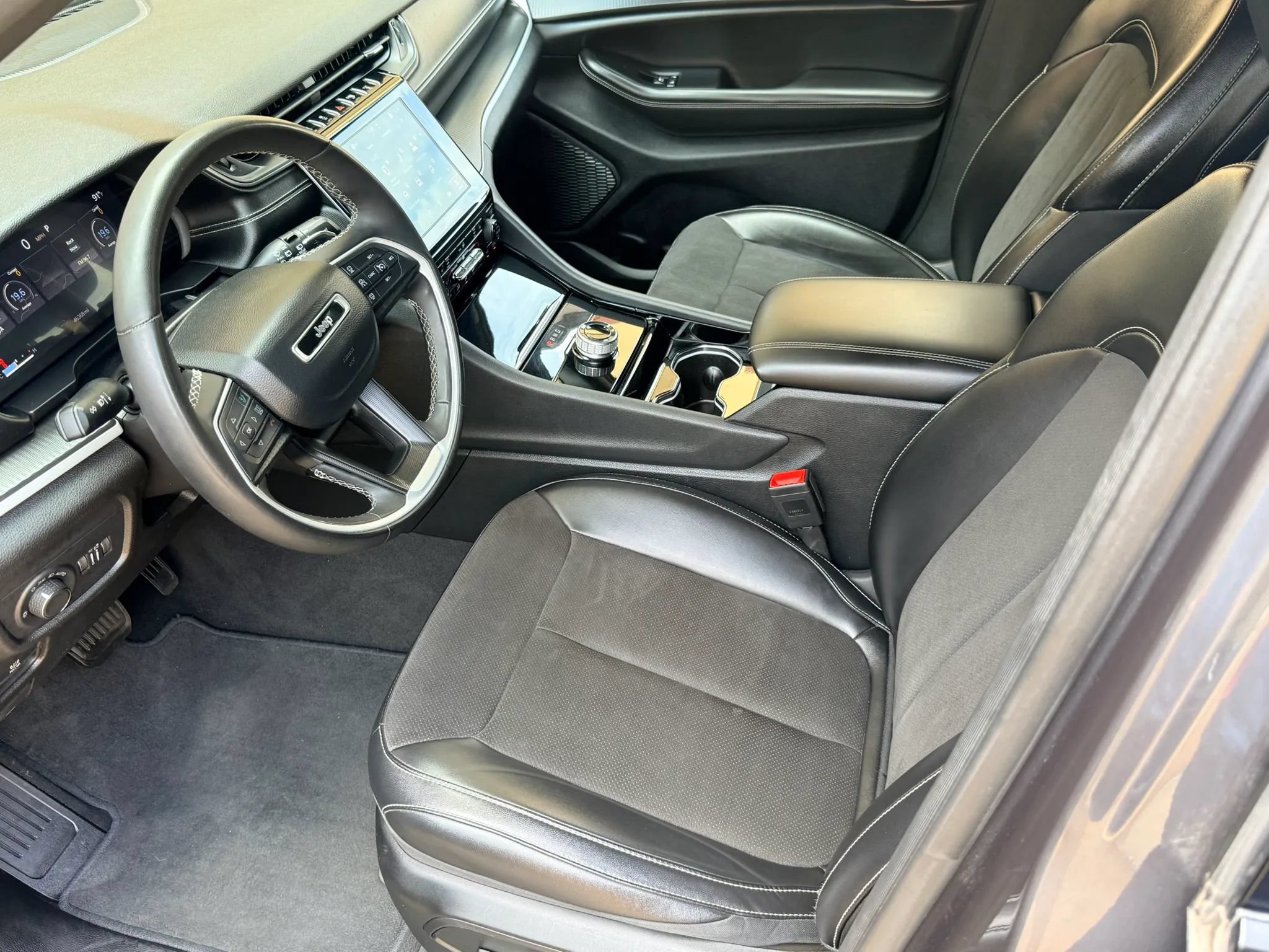 Used 2023 Jeep Grand Cherokee Altitude AWD/4WD image 22
