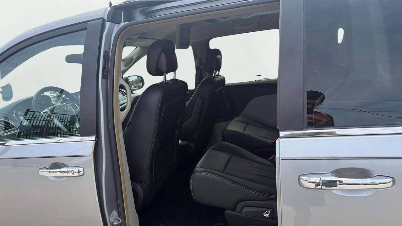 Used 2016 Chrysler Town & Country Touring w/ Driver Convenience Group FWD image 13