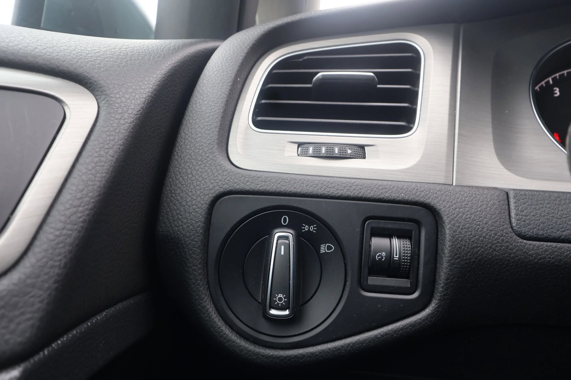 Used 2015 Volkswagen Golf Launch Edition image 17