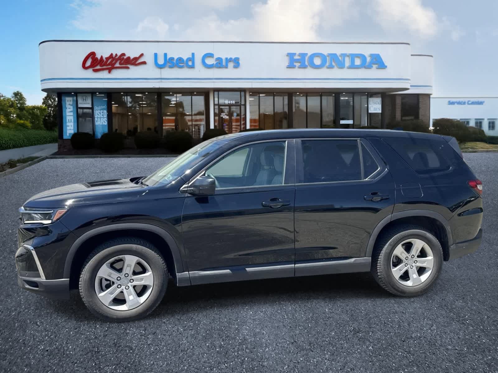 Used 2023 Honda Pilot LX image 2