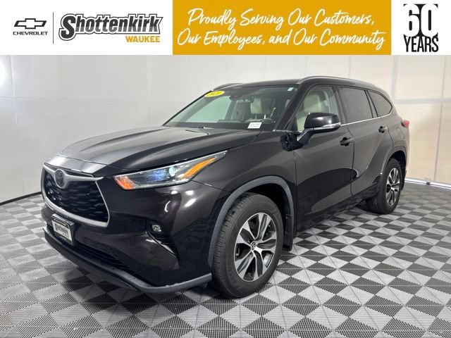 Used 2021 Toyota Highlander XLE AWD/4WD image 1