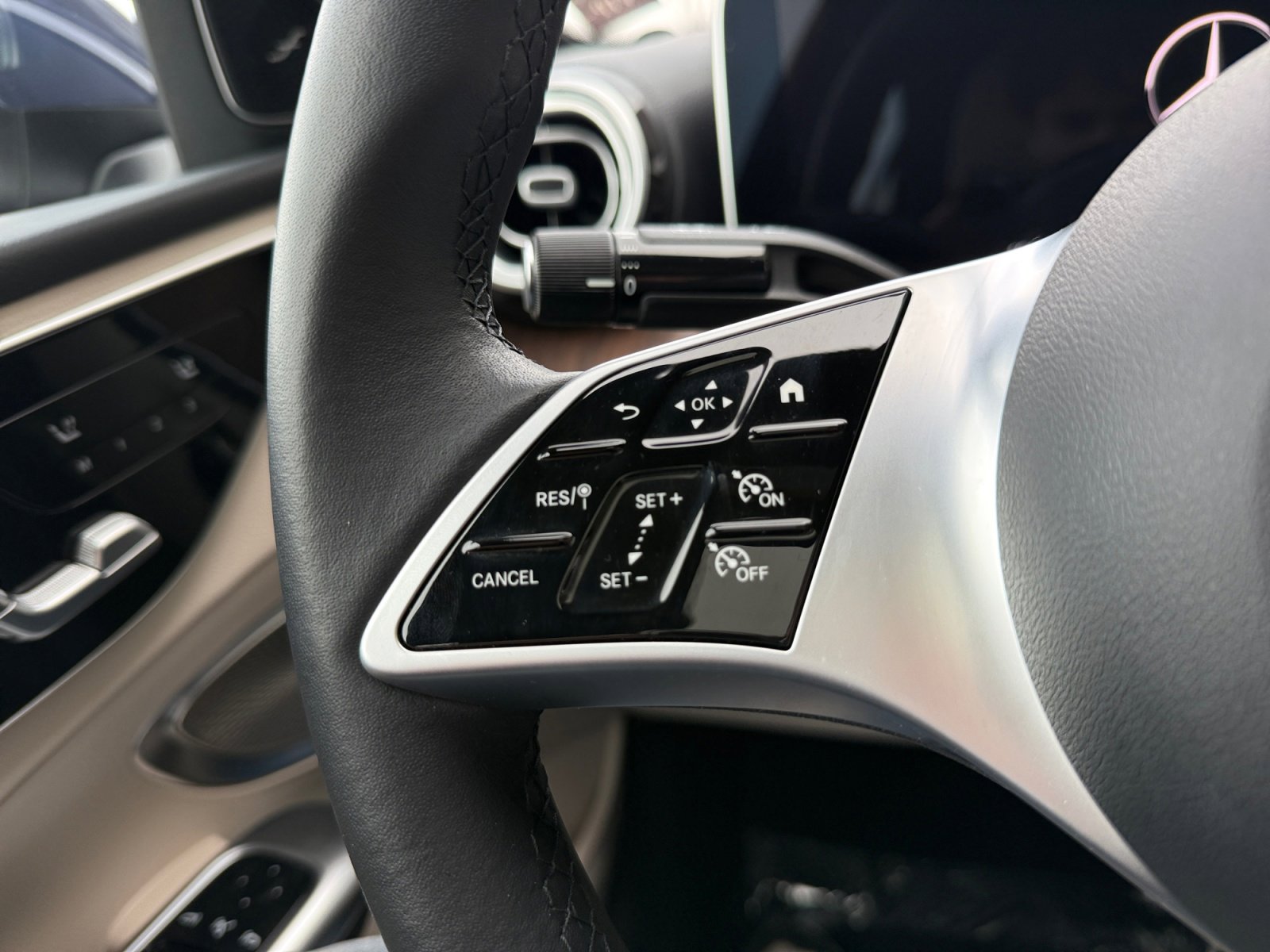 Used 2025 Mercedes-Benz C 300 4MATIC Sedan image 31