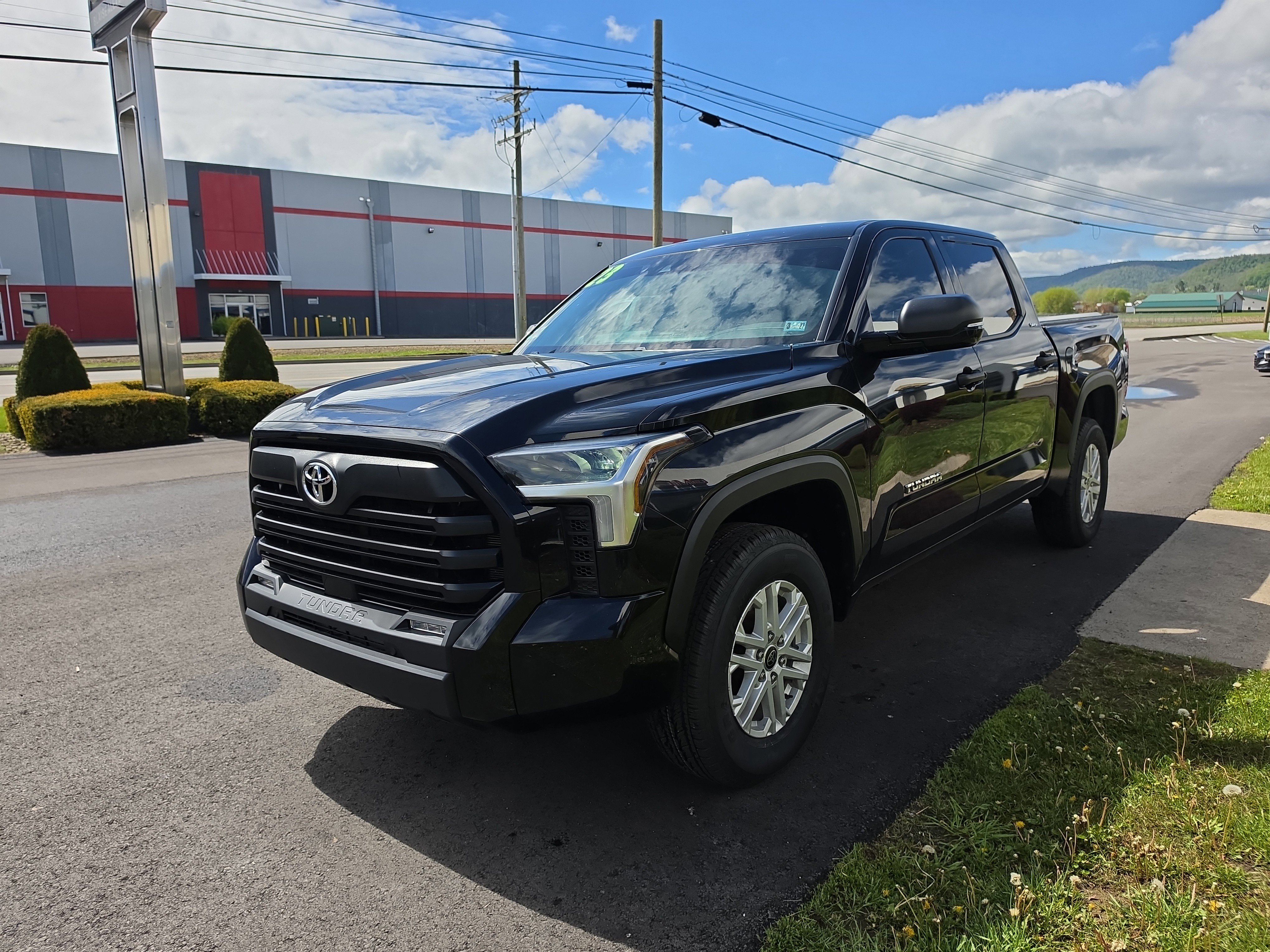 Used 2023 Toyota Tundra SR5 w/ SR5 Convenience Package AWD/4WD image 8