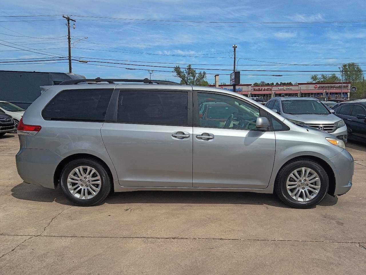 Used 2014 Toyota Sienna XLE w/ Entertainment Package image 27