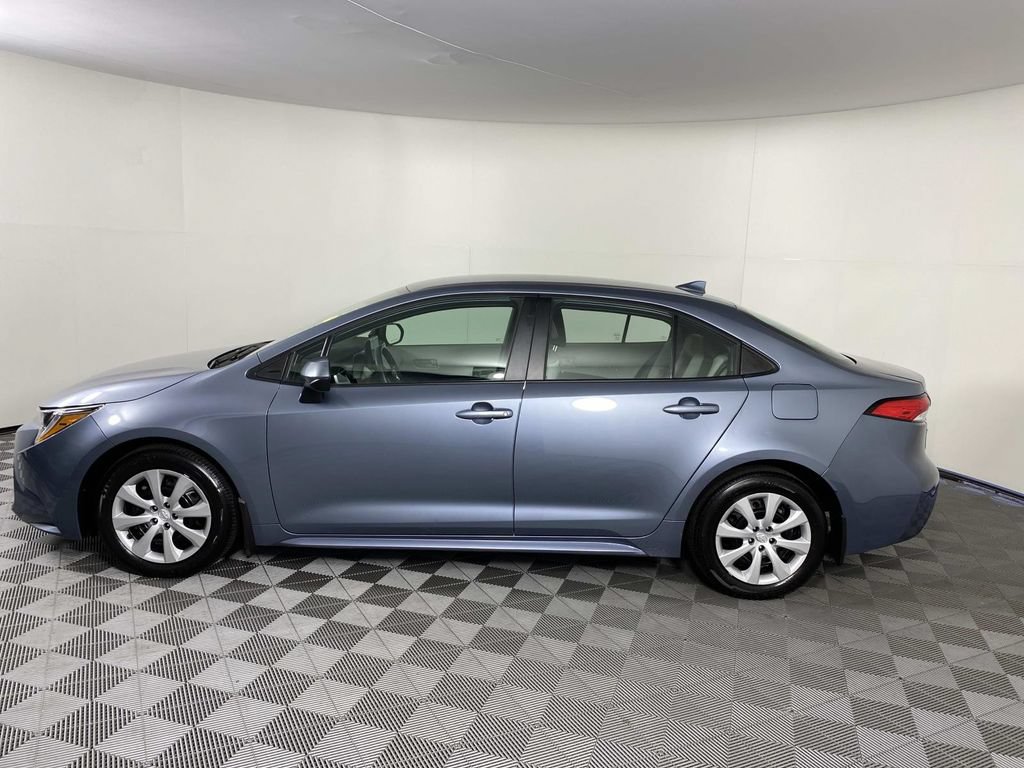 Used 2025 Toyota Corolla LE FWD image 5