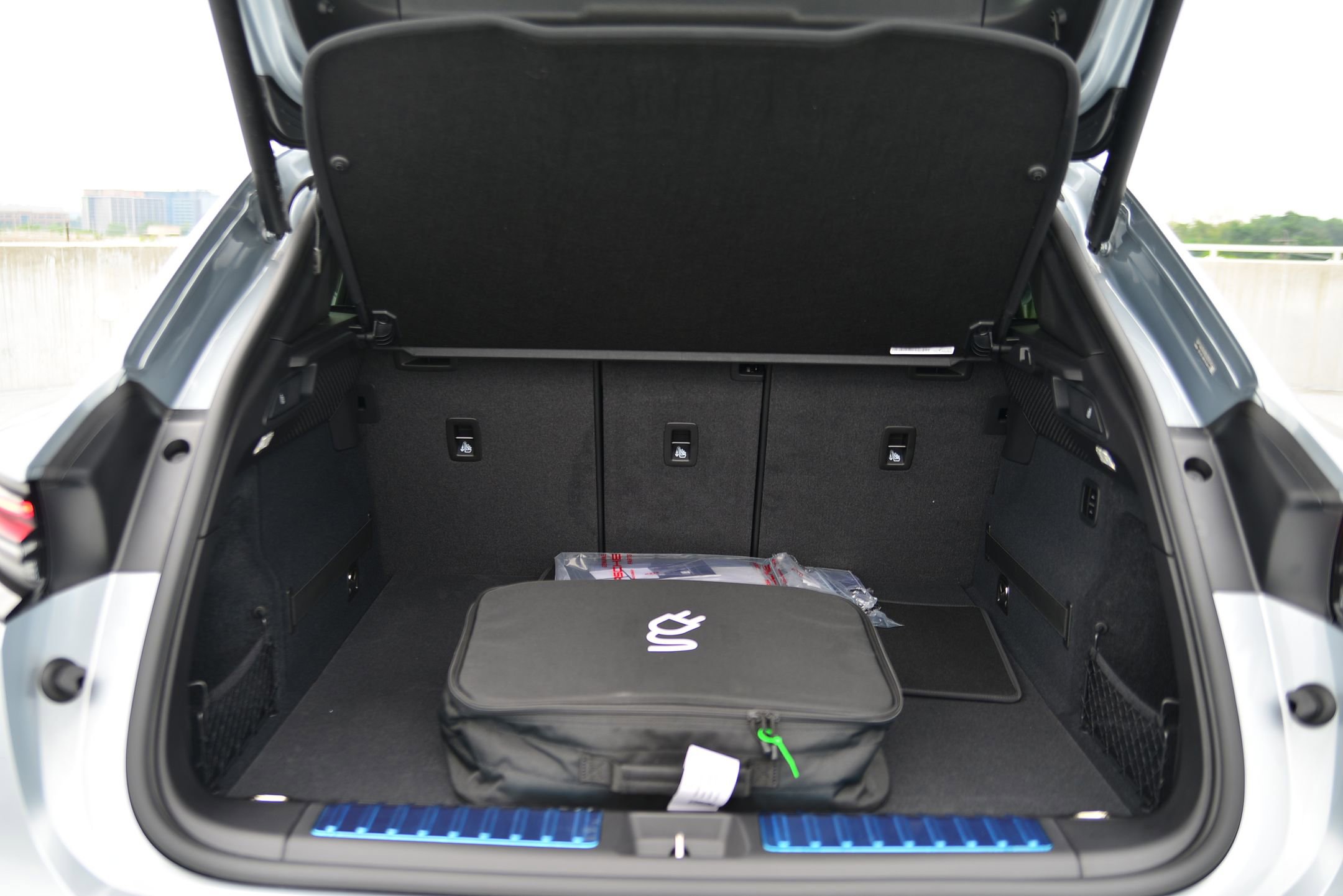 Certified 2025 Porsche Macan 4 Electric image 27