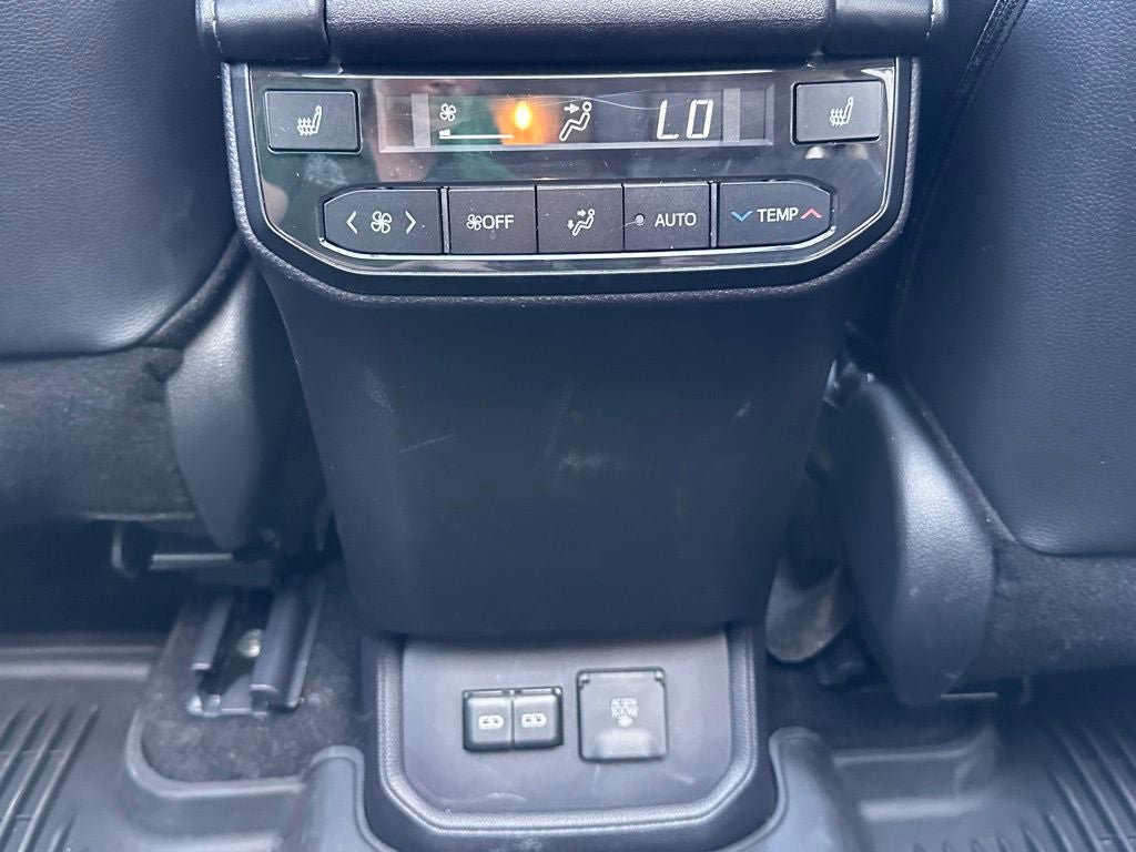 Used 2024 Toyota Highlander Platinum AWD/4WD image 33