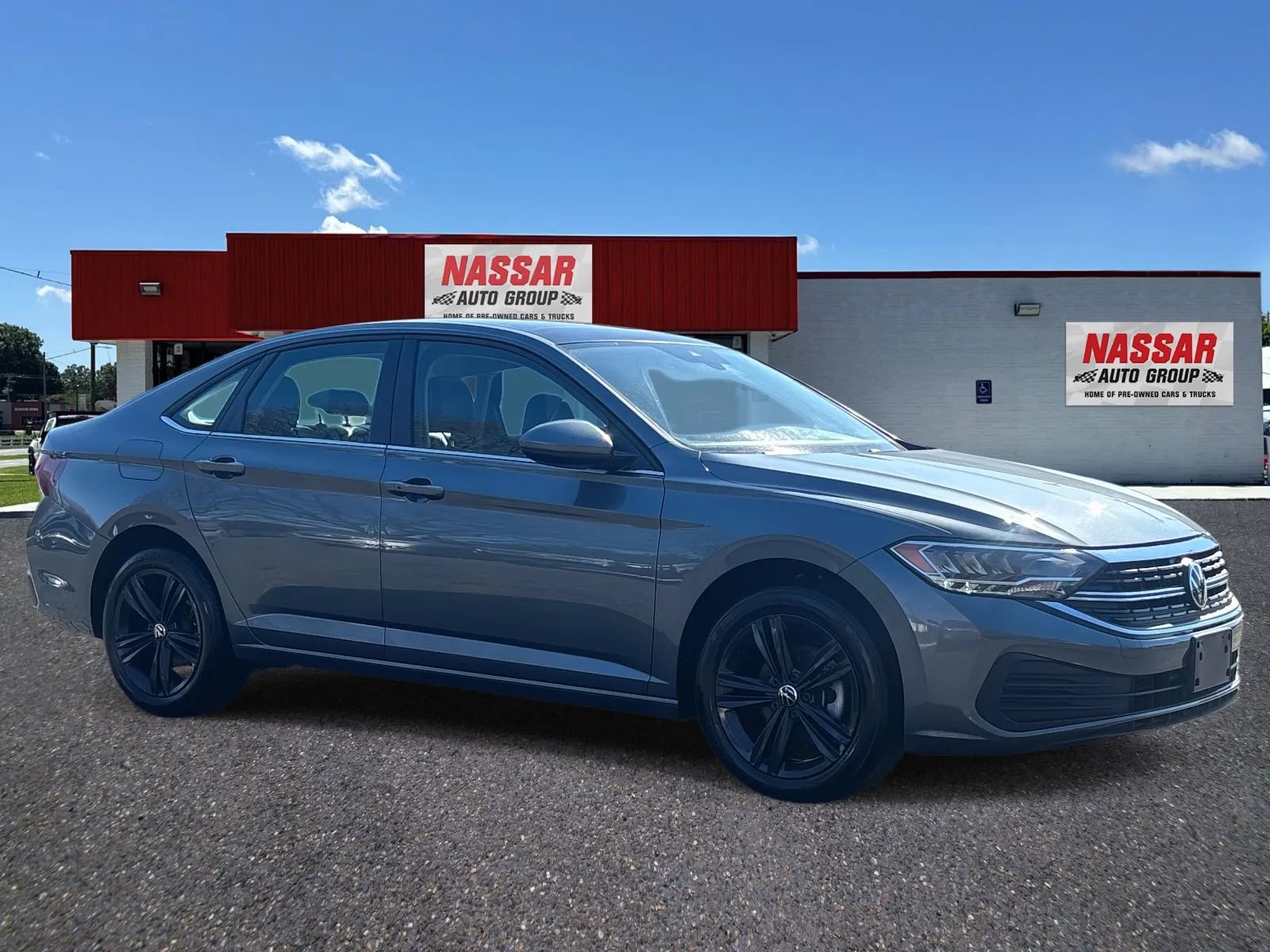 Used 2024 Volkswagen Jetta SE w/ Panoramic Sunroof Package image 3