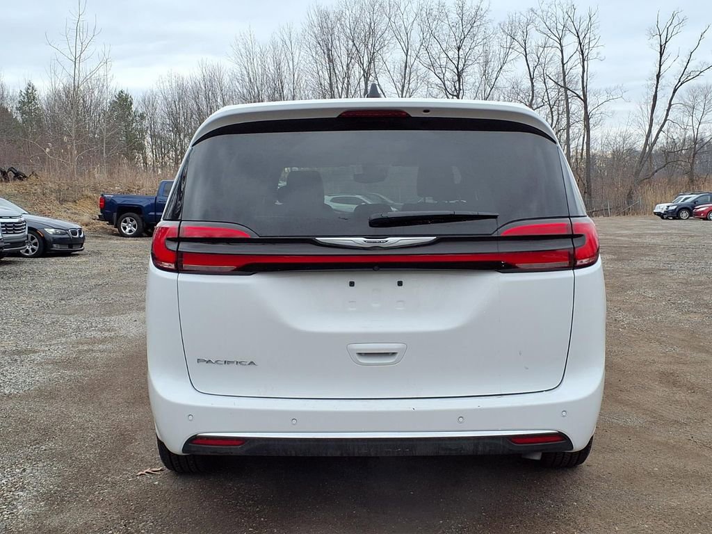 Used 2025 Chrysler Pacifica Select image 6