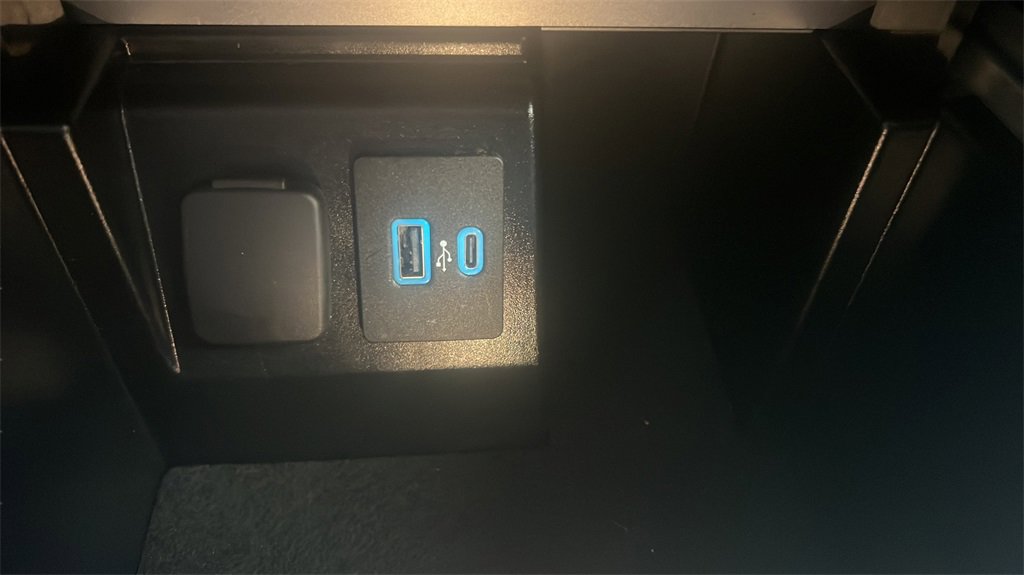 Used 2022 Ford Explorer XLT image 24