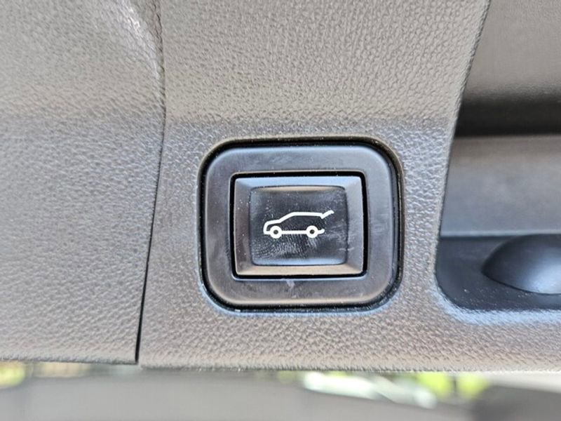 Used 2023 GMC Acadia SLT w/ Elevation Edition image 15