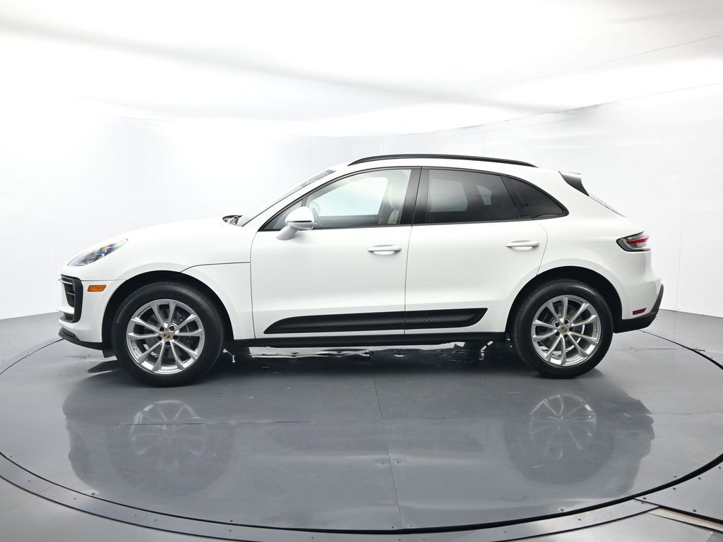 Certified 2022 Porsche Macan AWD/4WD image 2