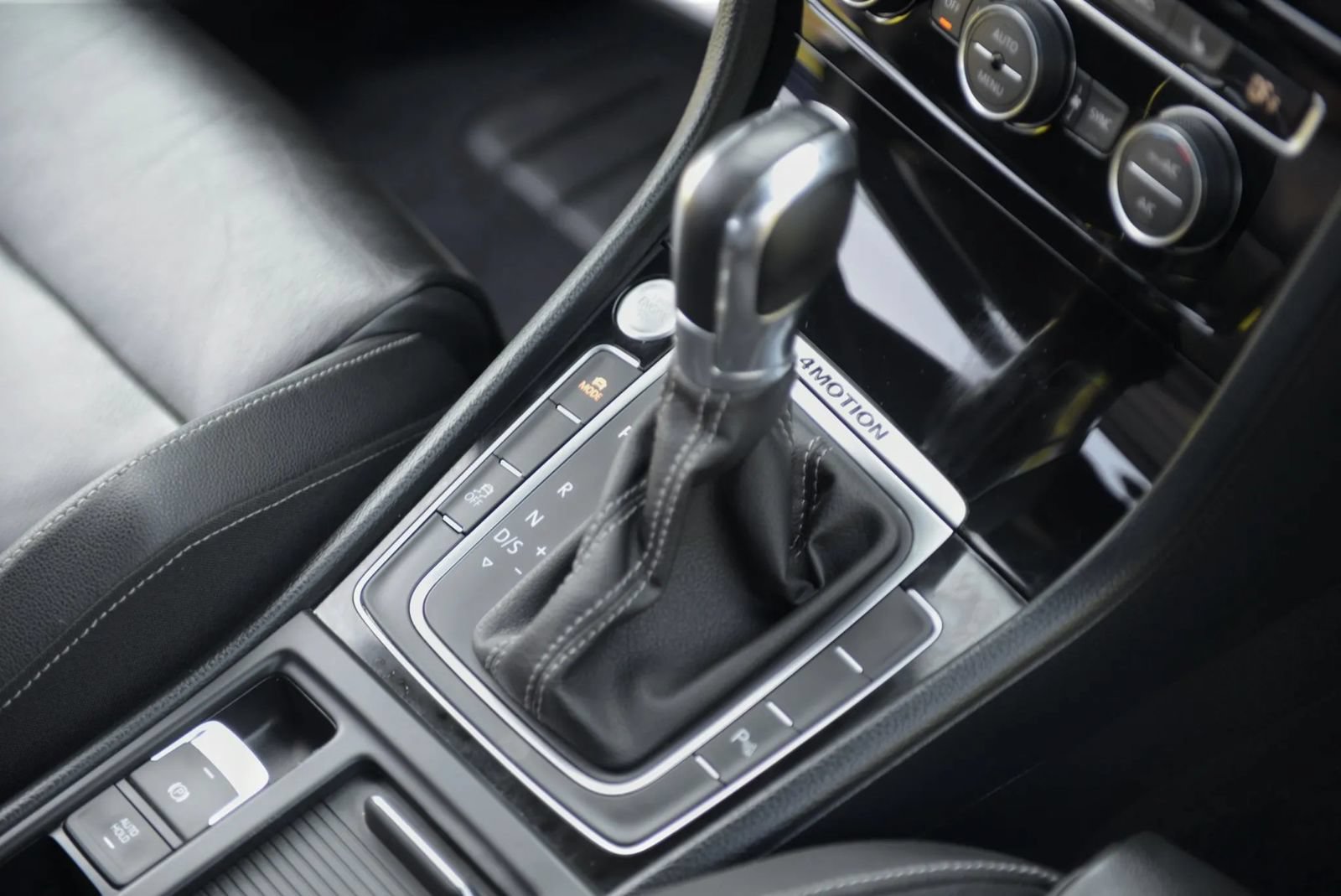 Used 2015 Volkswagen Golf R 4-Door AWD/4WD image 44