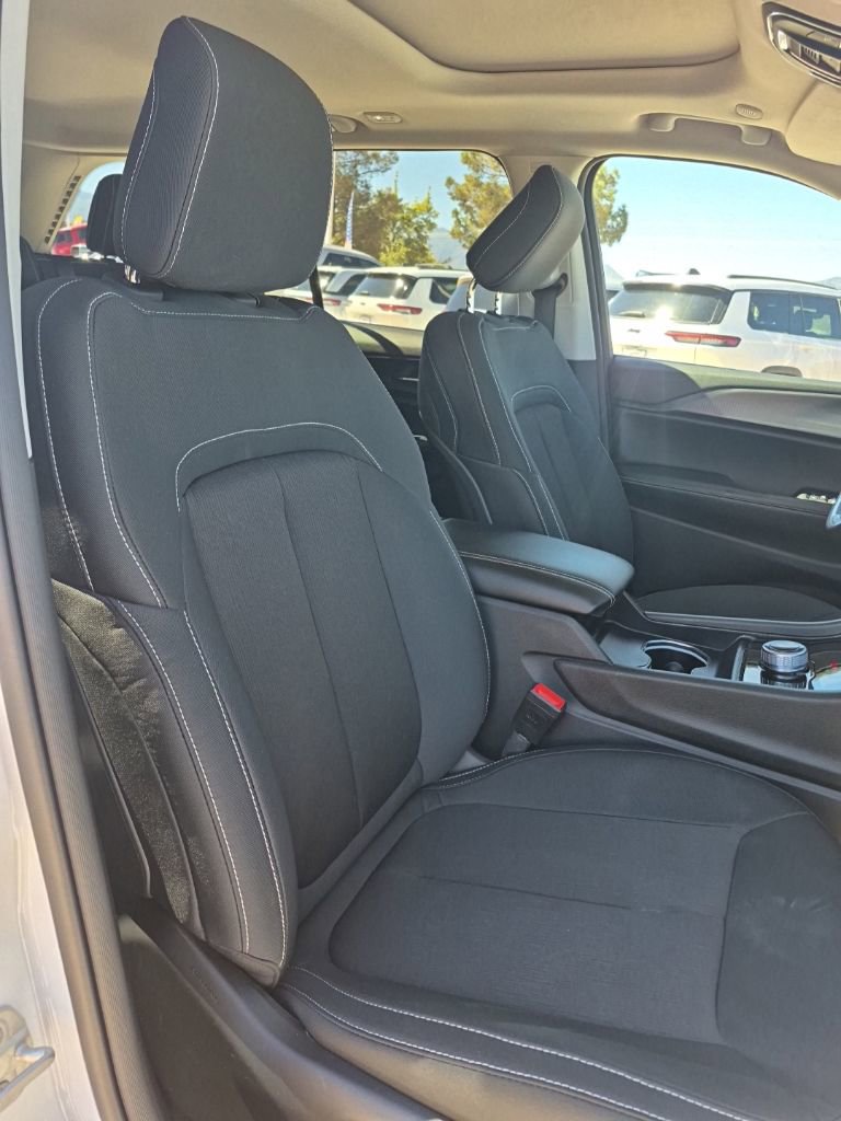 Used 2023 Jeep Grand Cherokee Laredo X image 27