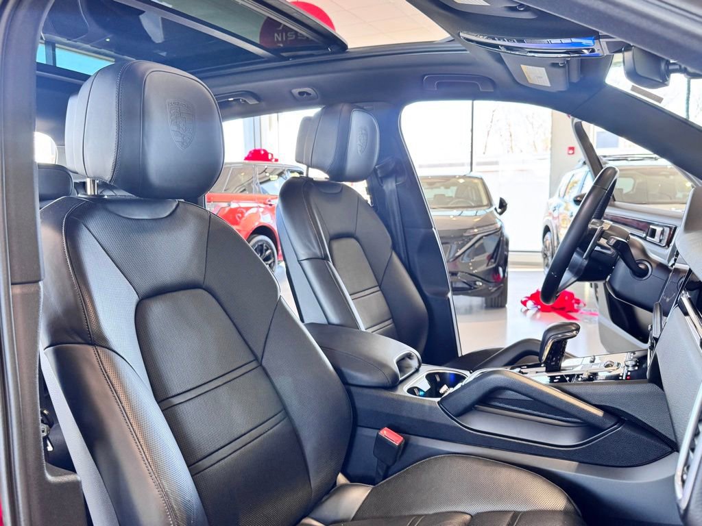 Used 2023 Porsche Cayenne Platinum Edition image 9