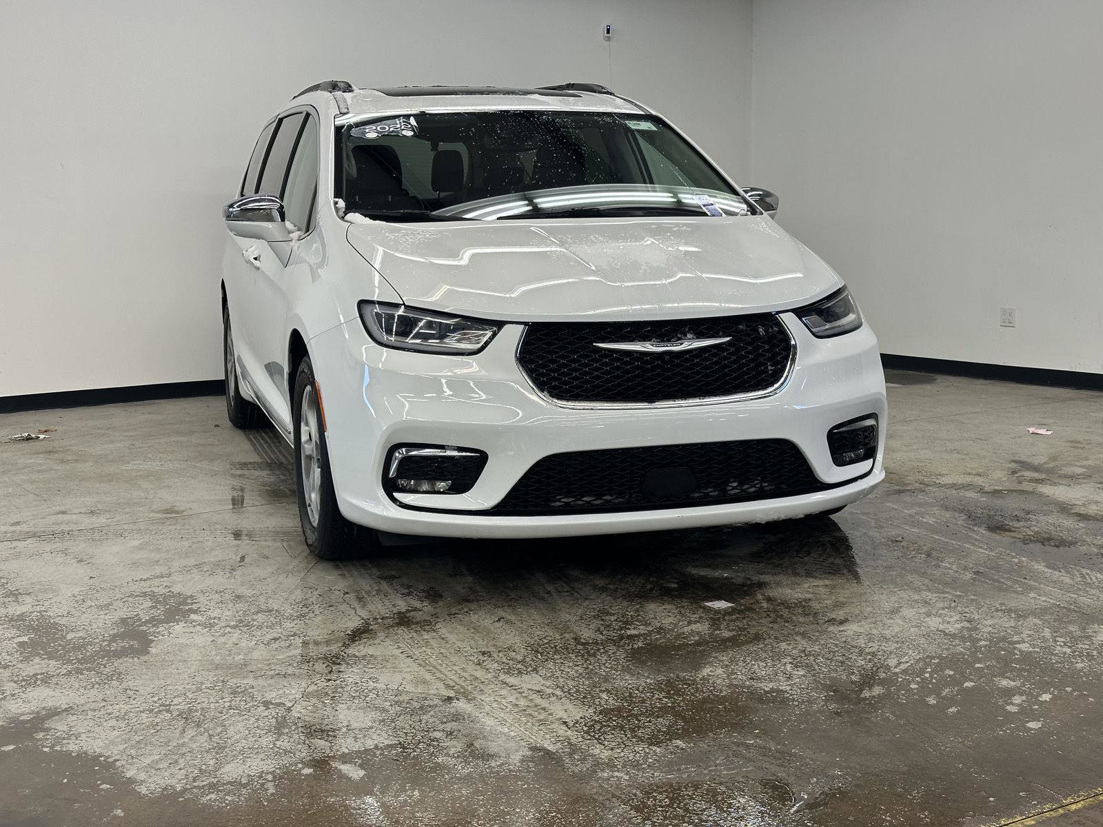 Used 2022 Chrysler Pacifica Limited image 3