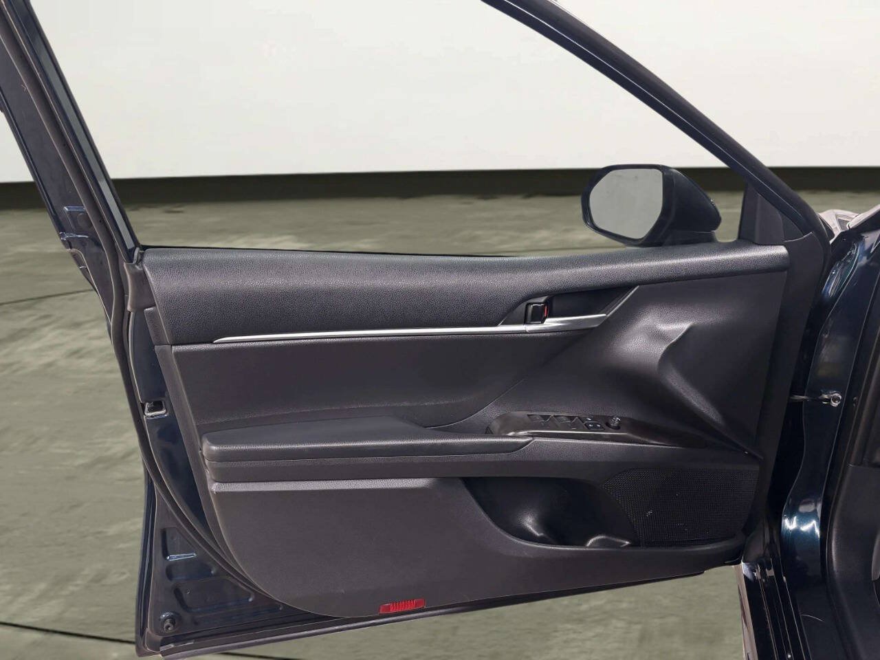 Used 2021 Toyota Camry SE FWD image 12