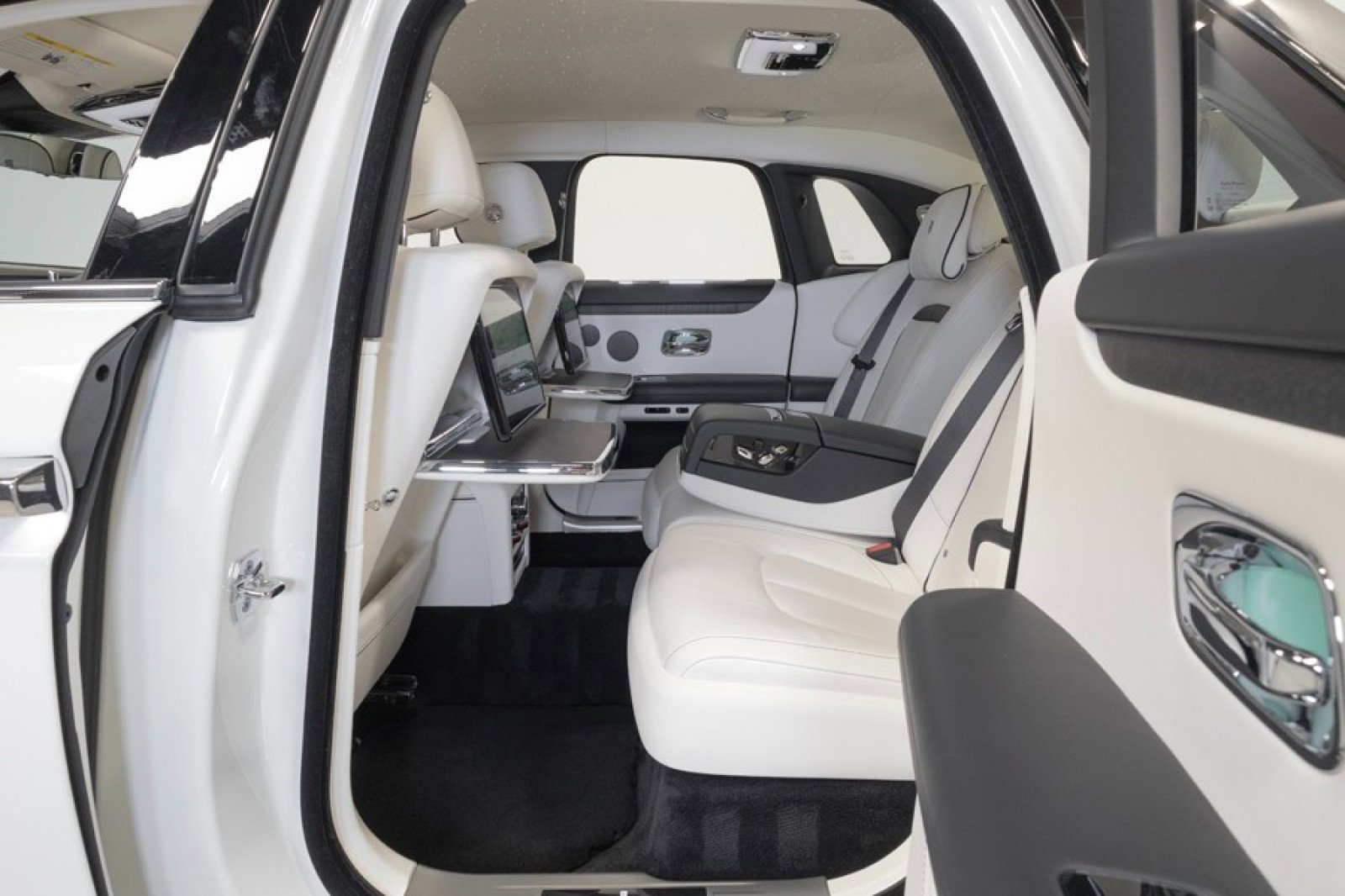 Used 2022 Rolls-Royce Ghost w/ Ghost Package AWD/4WD image 46