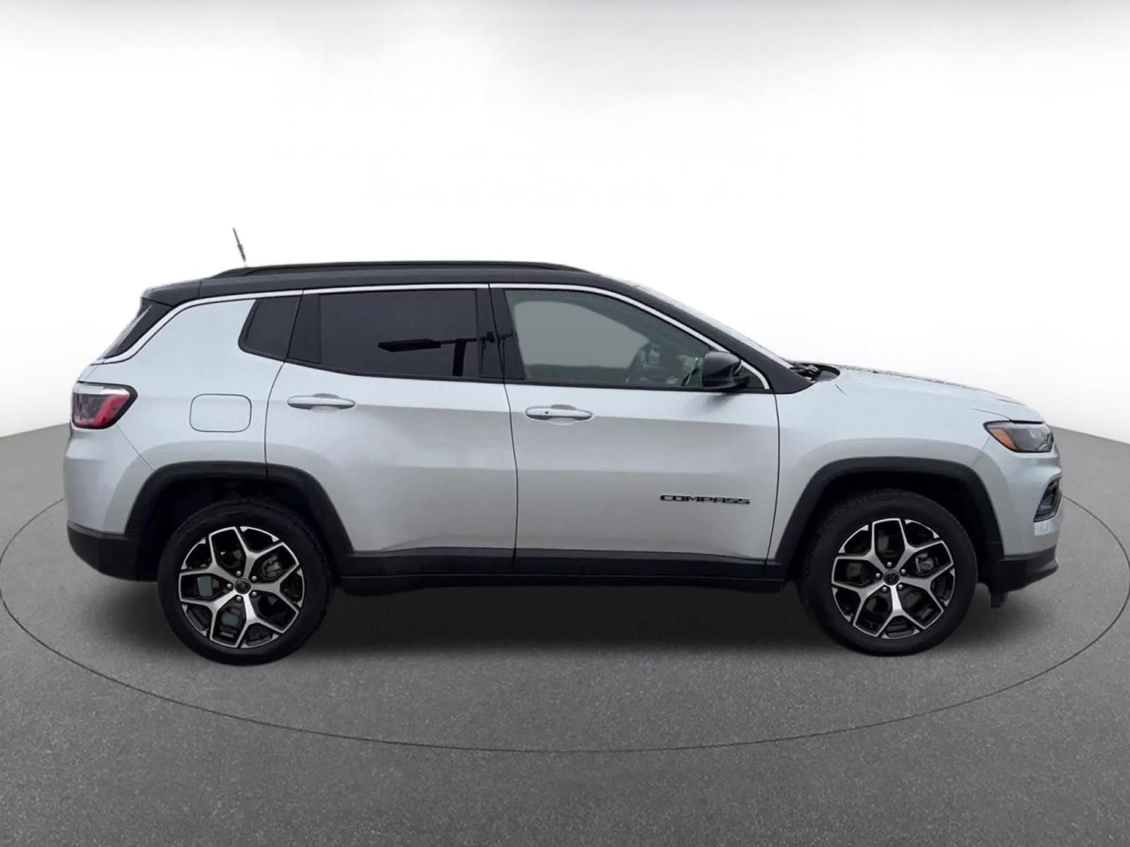 Used 2025 Jeep Compass Limited AWD/4WD image 16