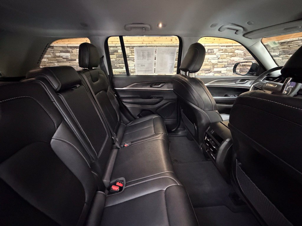 Used 2023 Jeep Grand Cherokee Limited AWD/4WD image 31