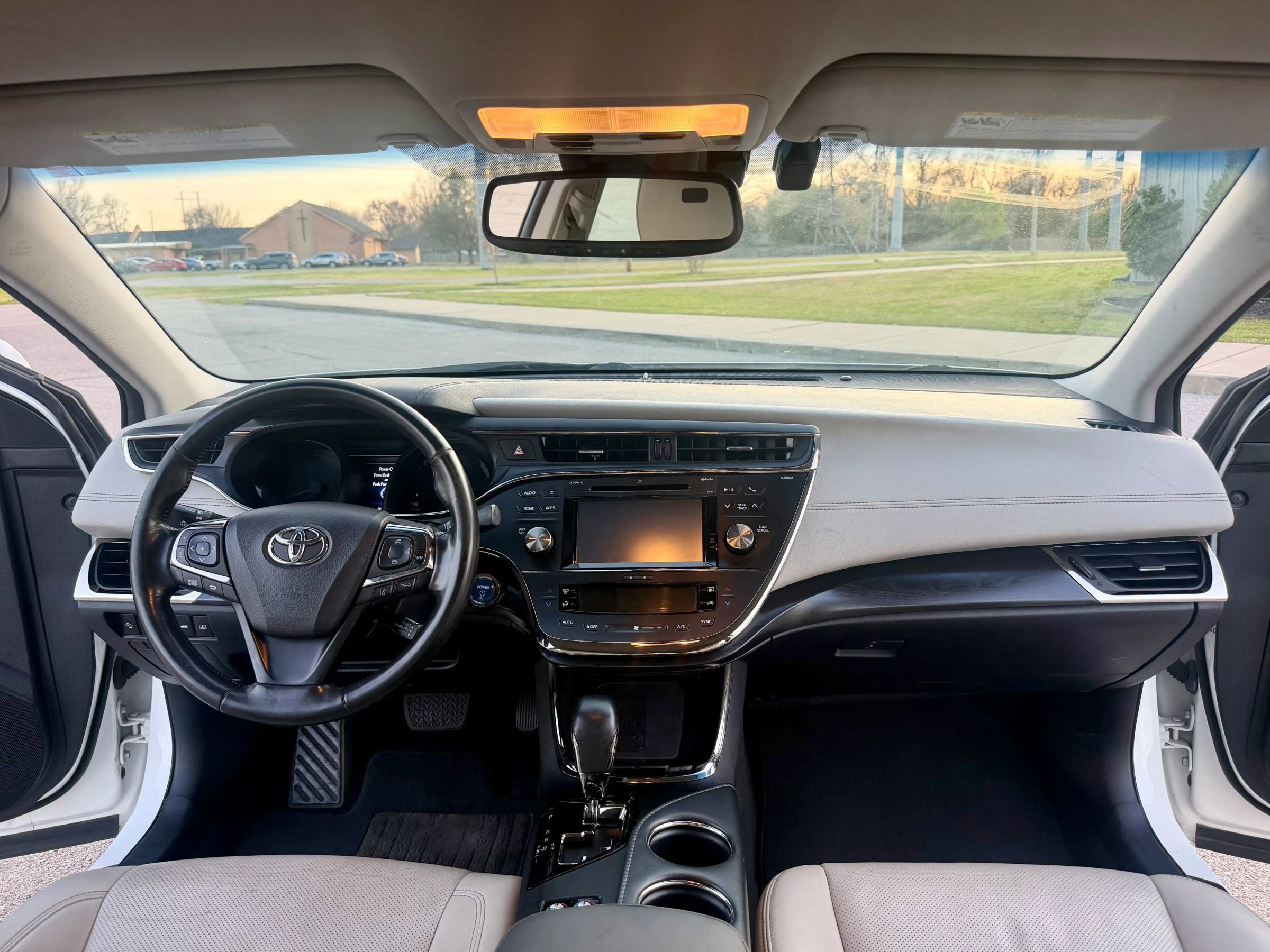Used 2018 Toyota Avalon Limited image 33